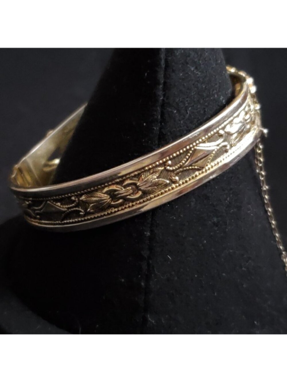 Vintage Whiting Davis Bracelet Bangle Gold Tone Repousse Hinged 6.5" - Picture 4 of 10